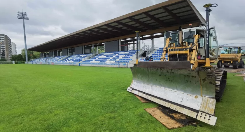 Rusza modernizacja miejskiego stadionu. Murawa ma być gotowa w 12 dni | foto i wideo