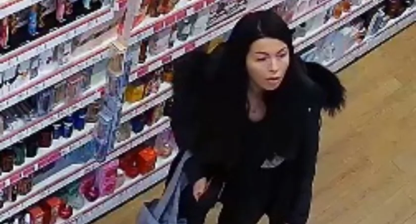 Dochodzenie w sprawie kradzieży. Poznajesz tę kobietę?
