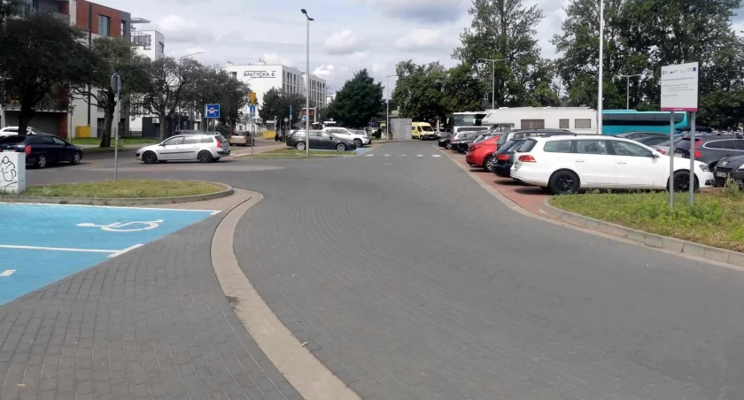 Przy tych bezpłatnych parkingach za chwilę pojawią się parkomaty. Nie zapłacą tylko kibice