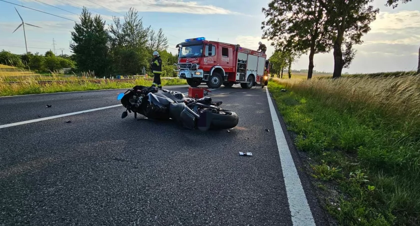 Zderzenie motocykla z samochodem osobowym. Dwie osoby poszkodowane