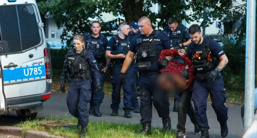 Groził, że skoczy z dachu, wykrzykiwał, że jest policjantem. Interwencja służb w centrum miasta | foto, wideo