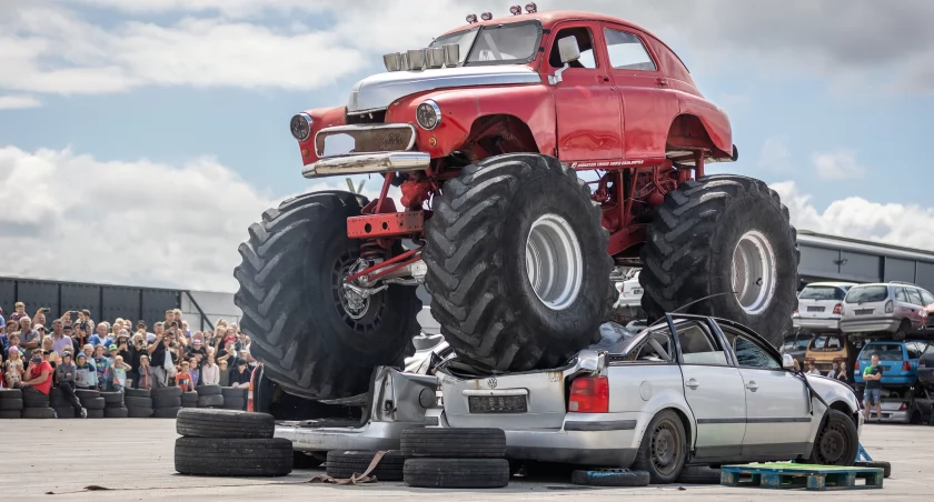 Monster Truck Show. Miażdżone samochody, drift zabytkową Syreną z silnikiem BMW