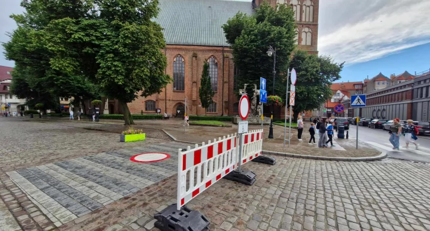 Centrum częściowo zamknięte, na parkingu tymczasowy postój taxi. Rusza Jarmark Solny