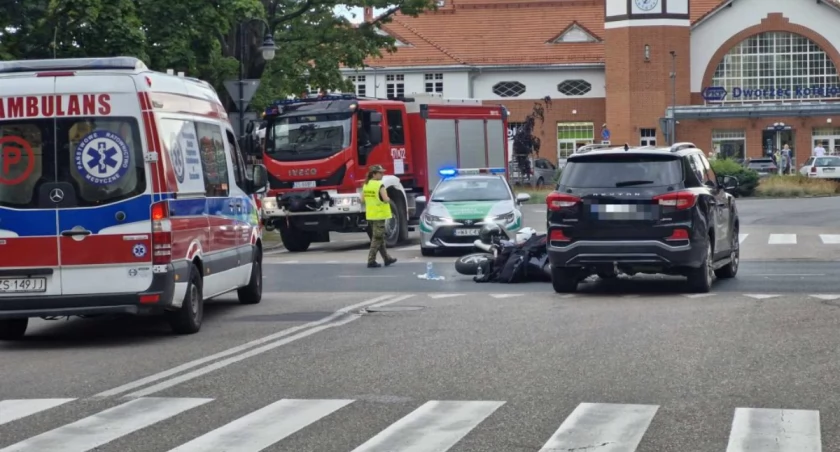 Osobówka uderzyła w motocykl. Są ranni