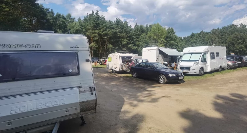 Parking przy plaży nudystów zawłaszczony przez kamperowców. Potrafią zdemontować znaki