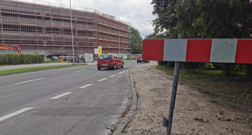 Prace nad nowym parkingiem. Zmiana organizacji ruchu dla pieszych