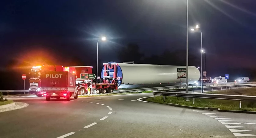 Wielkogabarytowy transport wiatraków | foto