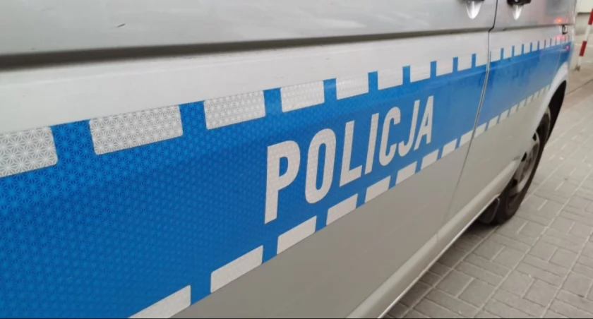 Groził, że zabije każdego kto do niego wejdzie. Ojciec zawiadomił policję