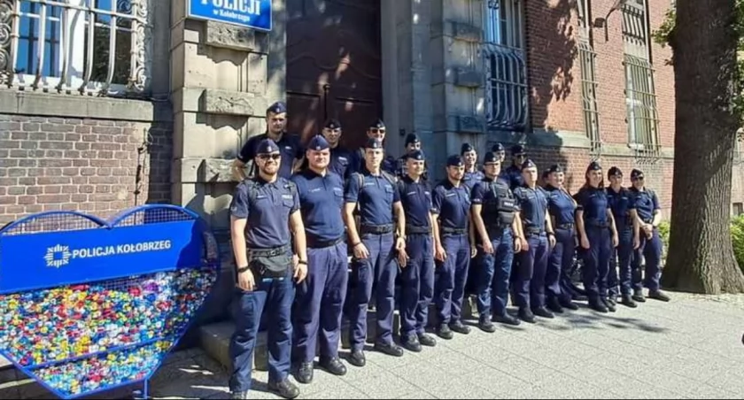 Dodatkowe patrole na ulicach Kołobrzegu.  Młodzi policjanci rozpoczęli praktyki