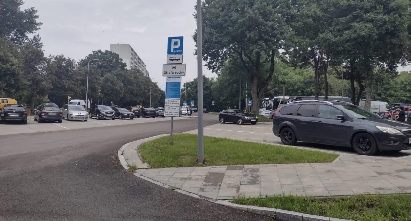 Kierowcy osobówek anektowali parking dla autobusów. Będą kontrole