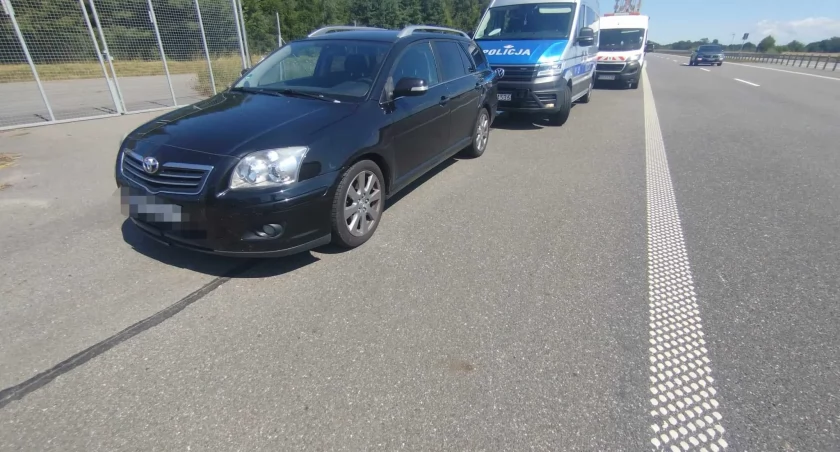 Ktoś zostawił auto. Problem, że na drodze szybkiego ruchu...