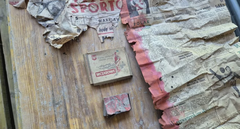 Odkrycie podczas remontu w I LO. Gazety i paczki papierosów sprzed prawie 70 lat