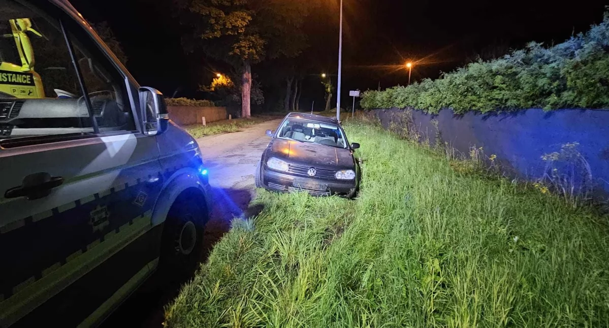 Porzucony samochód bez tablic rejestracyjnych.  Policja wyjaśnia sprawę 