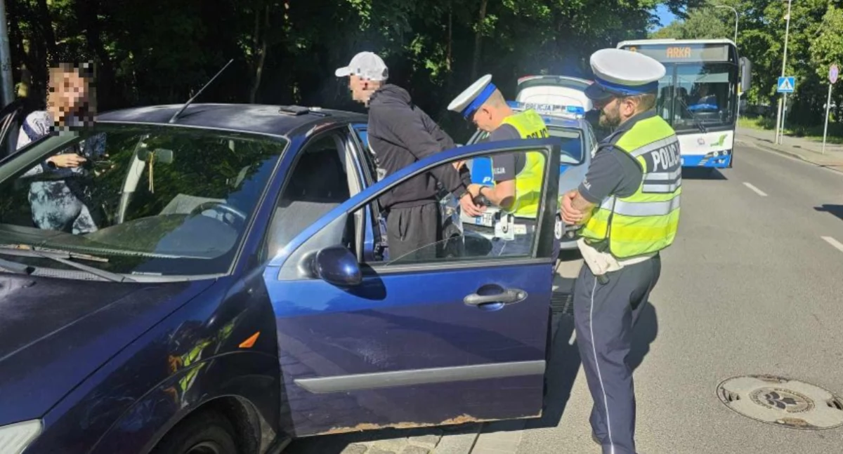 Jechał bez uprawnień i pod wpływem. Zatrzymała go policja