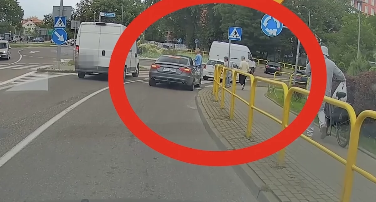 Ominął auta przed pasami i popędził dalej... Na przejściu byli ludzie | wideo