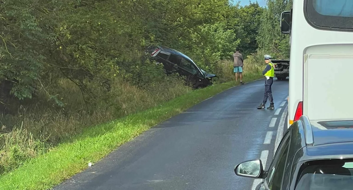 Ford wypadł z drogi i wylądował w rowie