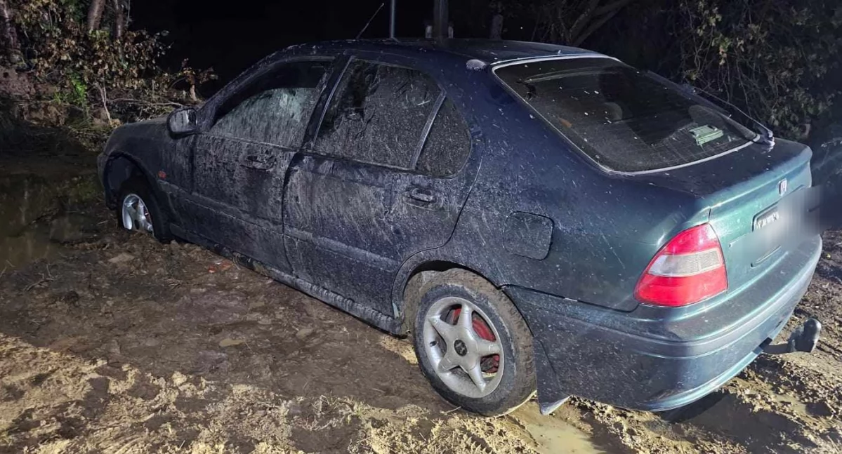 Wjechał na grząski grunt i się zakopał. Był kompletnie pijany, gdy znalazła go policja