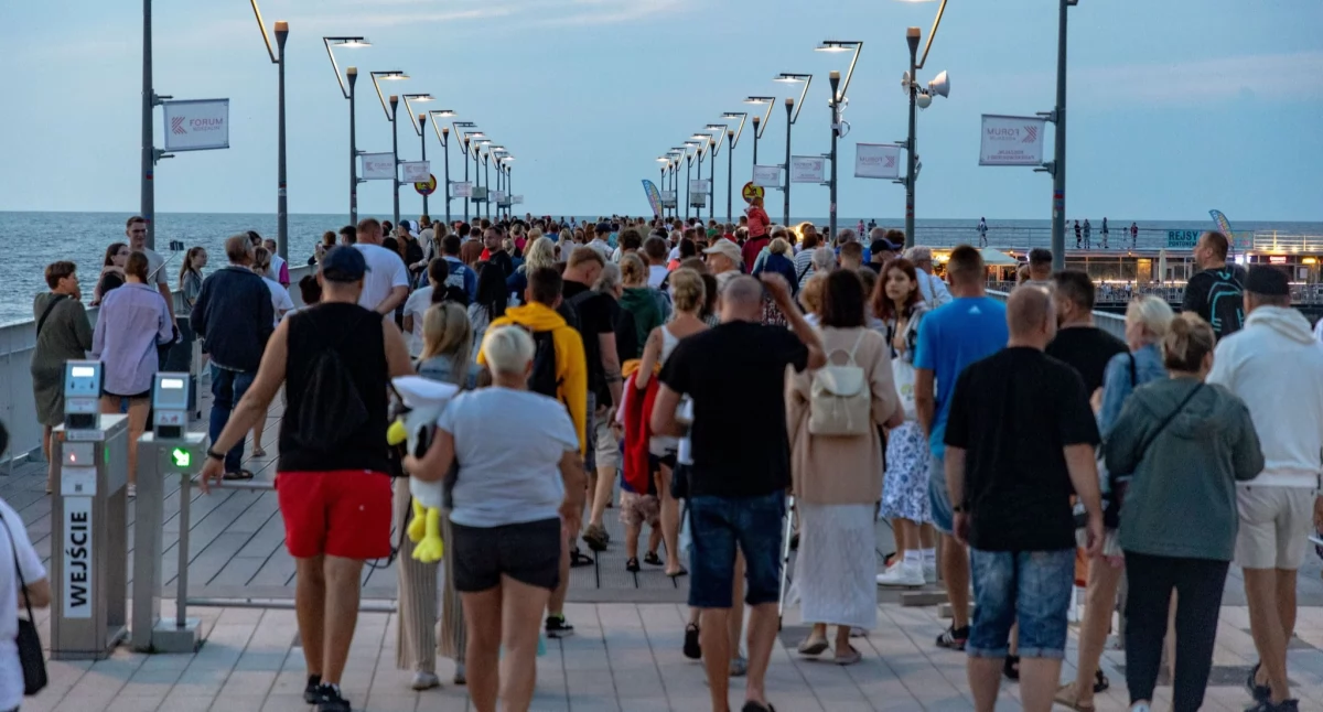 Tymczasem w Kołobrzegu tuż po 21... Jedna z atrakcji oblegana przez tłumy [nagranie]