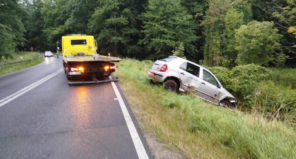 Skoda wypadła z zakrętu. Przyczyna – śliska nawierzchnia