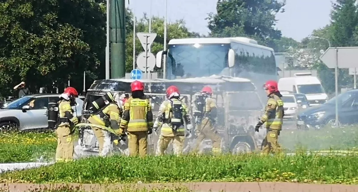 Gęsty dym przy Rondzie Solidarności. Zapaliło się zabytkowe auto | wideo