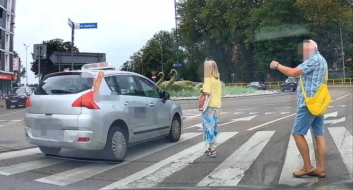 Centymetry od tragedii... Taksówkarz omal nie potrącił kobiety na pasach [nagranie]