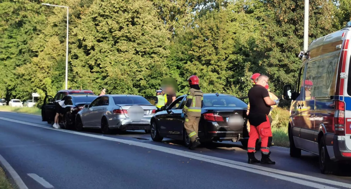 Zderzenie czterech samochodów na wyjeździe z miasta | zdjęcia 