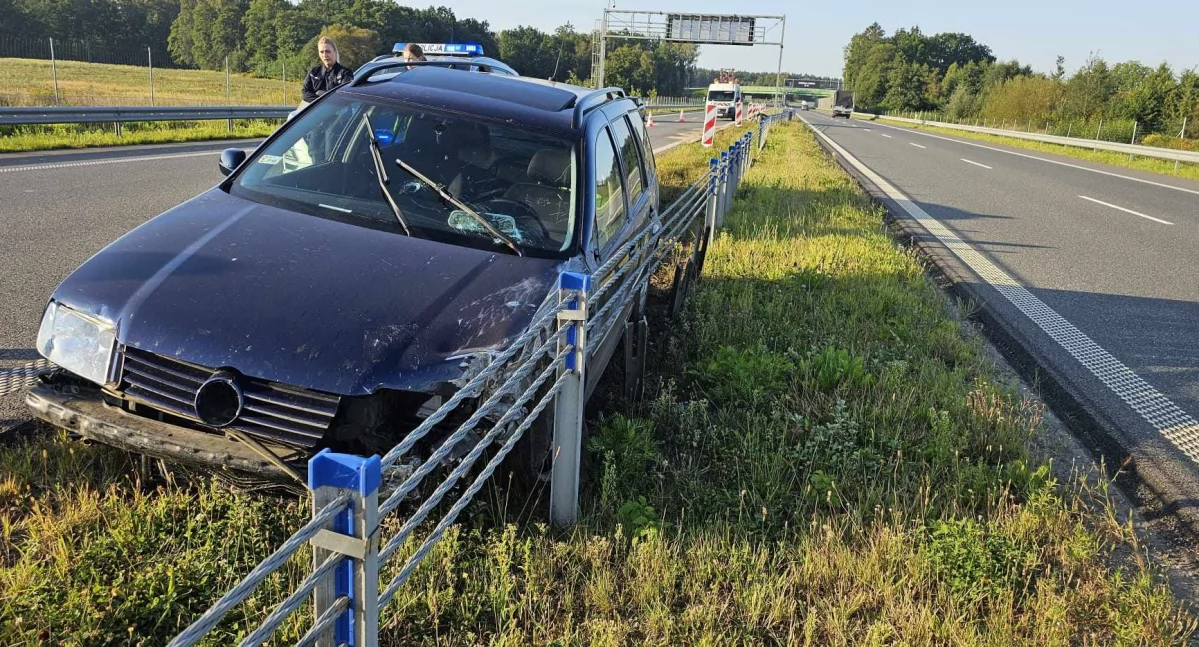 S6: Samochód zjechał z drogi i uderzył w bariery [zdjęcia]
