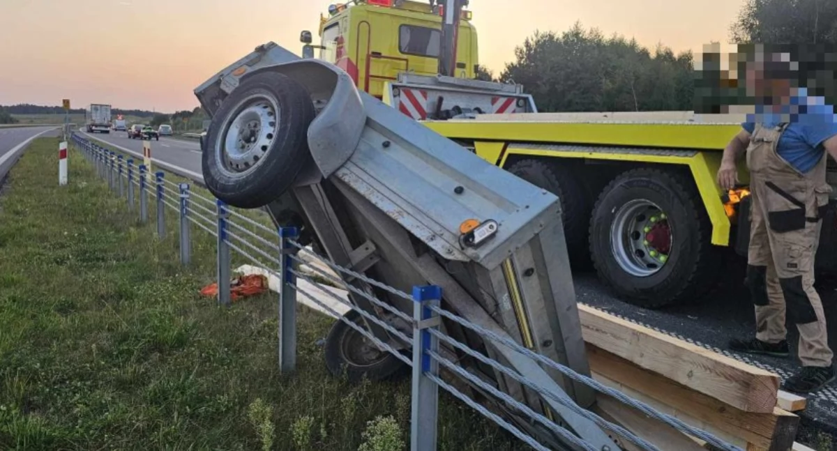 Stracił panowanie i uderzył w bariery. Droga S6 była zablokowana 