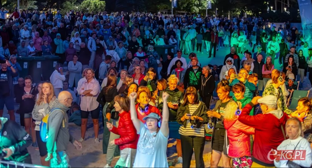 Silent disco na plaży centralnej. Zabawa przy dźwiękach DJ Viki [wideo i zdjęcia]