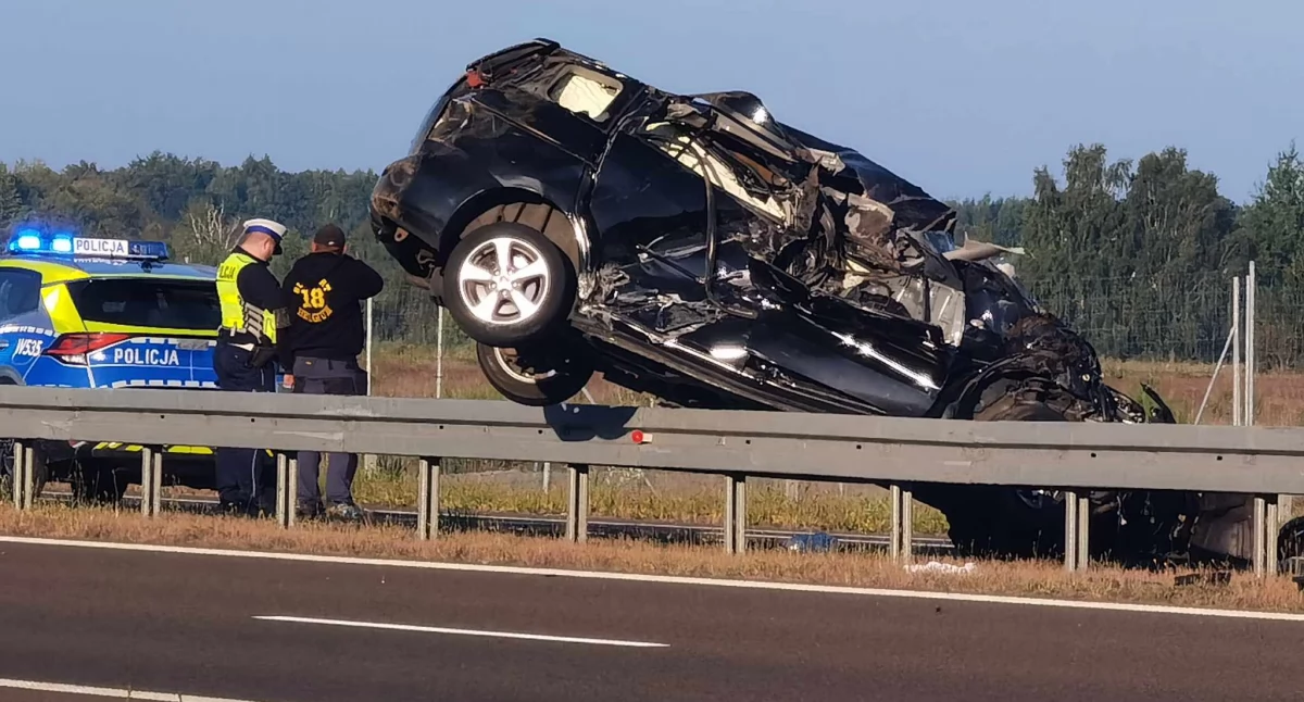 Mazda wylądowała na barierach. S6 zablokowana [zdjęcia]