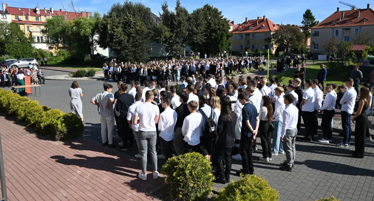 W szkołach średnich naukę rozpoczęło kilka tysięcy uczniów
