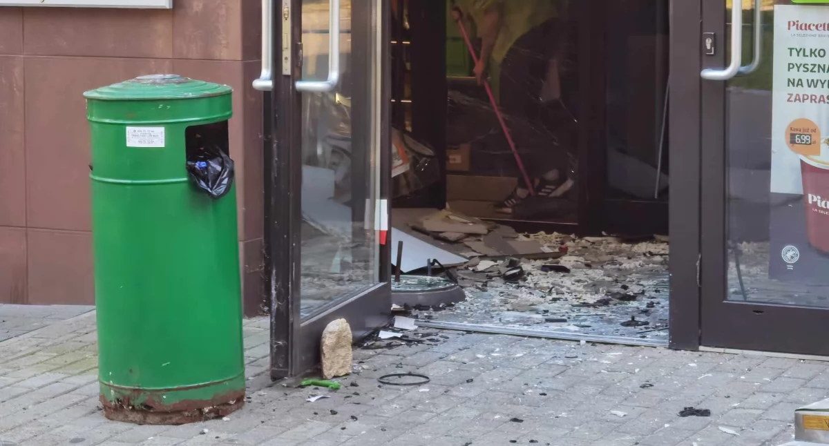 Próba kradzieży pieniędzy z bankomatu. Na miejscu czynności prowadzi policja