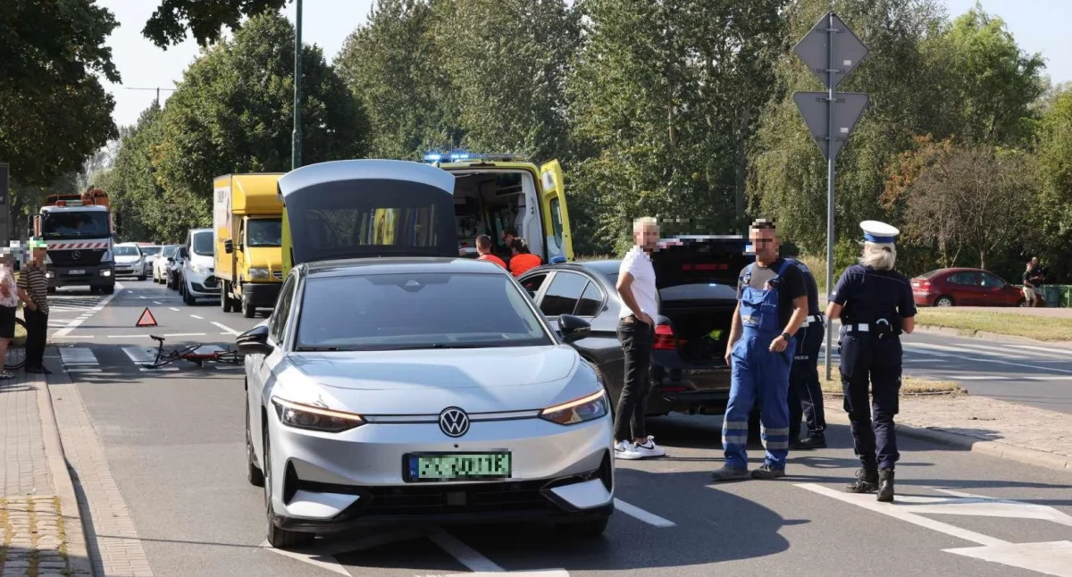 Kierowca potrącił starszego rowerzystę. Ulica zablokowana - zdjęcia