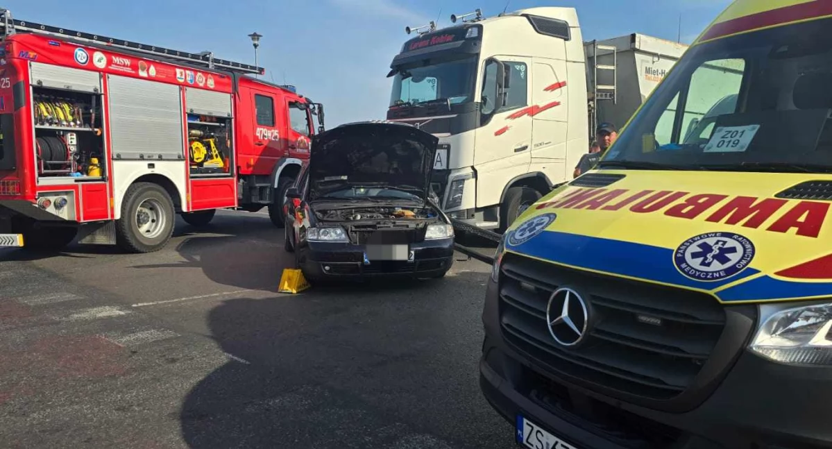 Zderzenie osobówki z TIR-em na DK 11. Są utrudnienia w ruchu [zdjęcia i wideo]