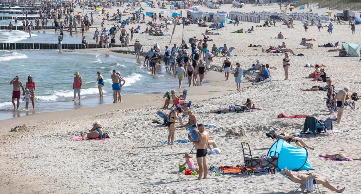 Ostatni taki weekend i... jesień. Kołobrzeg wciąż turystycznie oblegany