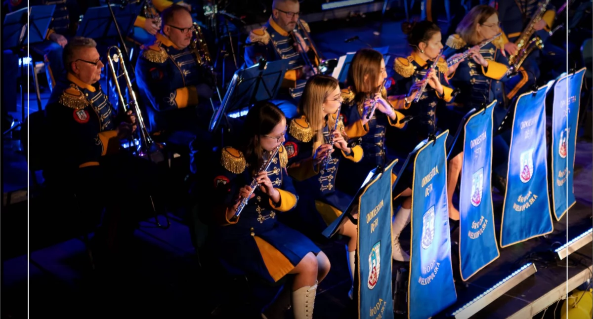 Koncert Orkiestry Dętej na scenie plenerowej
