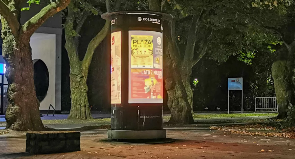 Tak część nowych słupów citylight prezentuje się po zachodzie słońca
