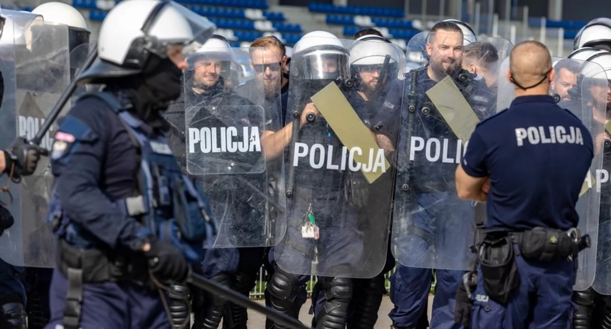 Policjanci w roli agresywnych kibiców. Akcja na stadionie miejskim | zdjęcia
