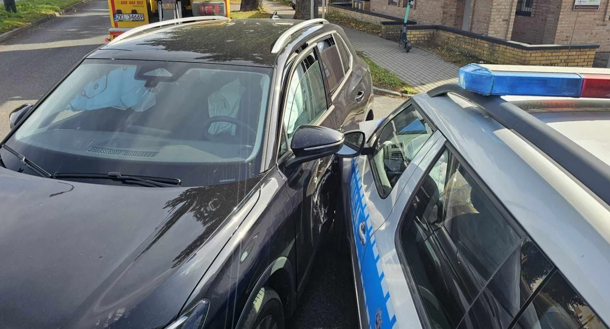 Zderzenie radiowozu z VW. Są utrudnienia w ruchu  - zdjęcia 