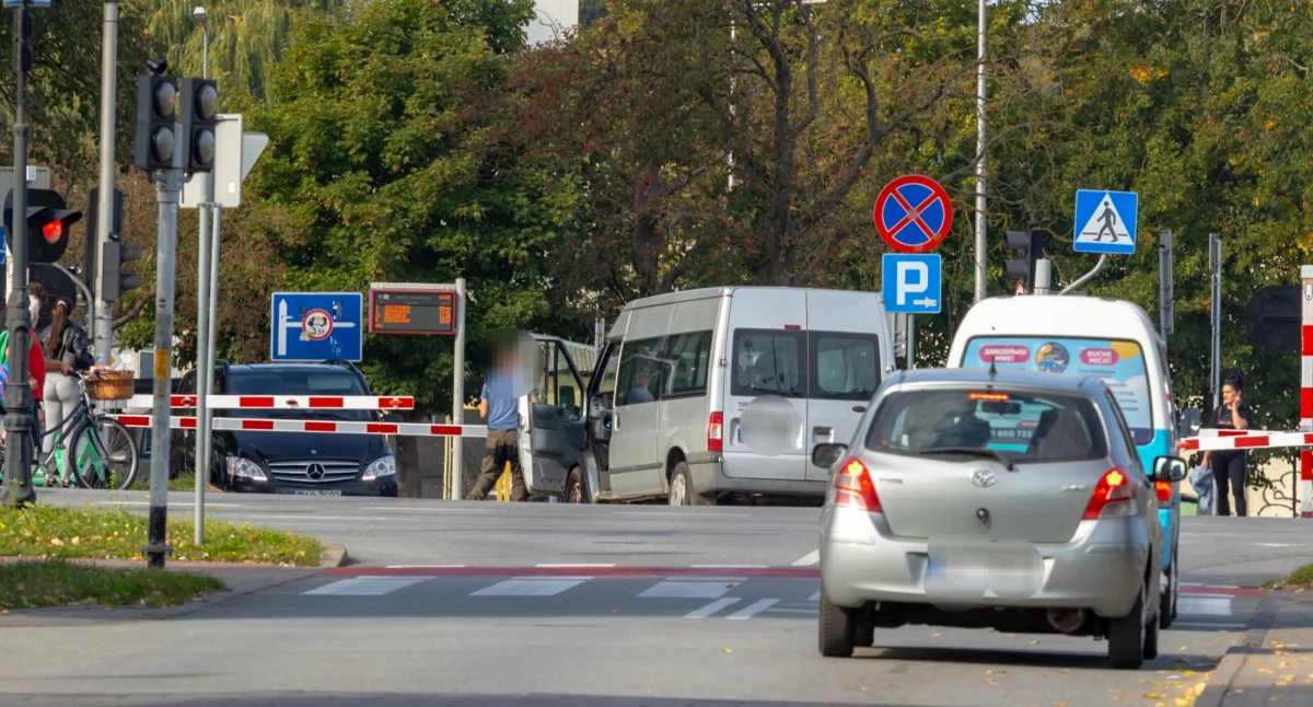Bus utknął na przejeździe kolejowym. Pomogli przechodnie - foto i wideo 