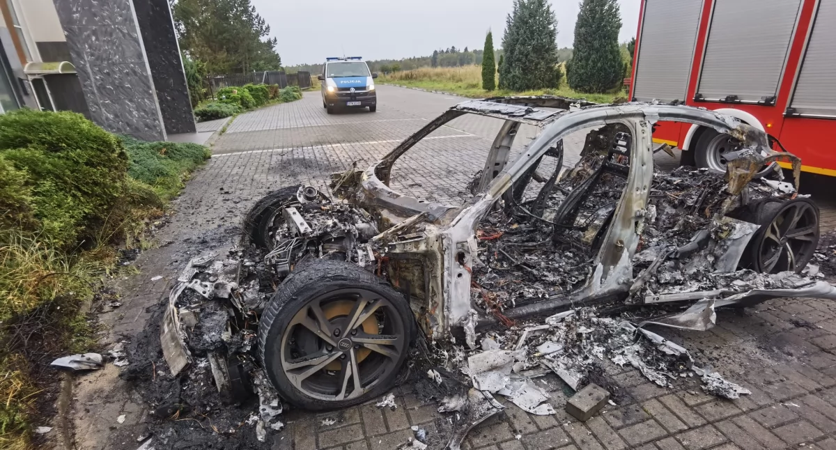 Spłonąl luksusowy samochód. Elektryczne audi było warte prawie 700 000 zł
