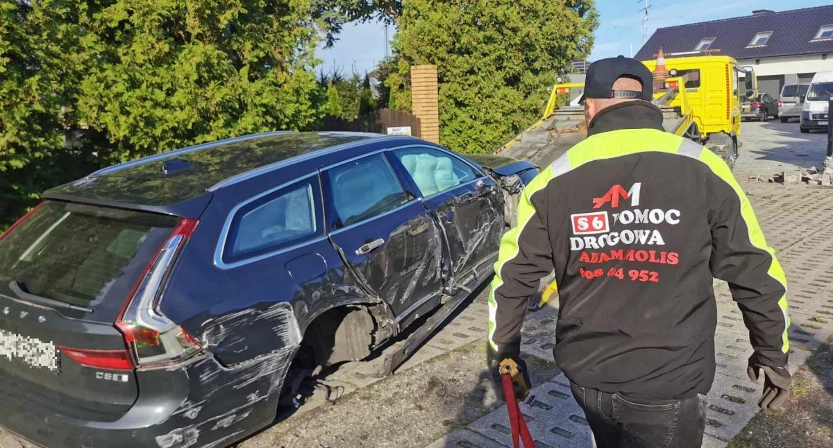 Rozbite volvo. Mężczyna wjechał w mur