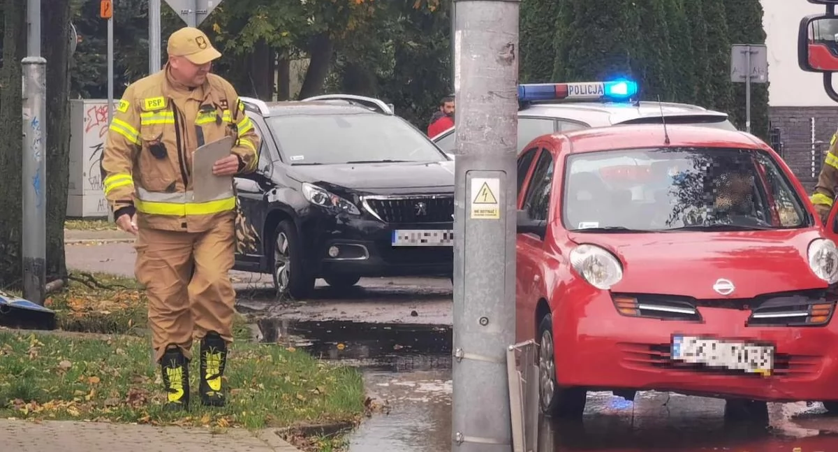 Strumień wody wystrzelił w powietrze. Nietypowa kolizja w dzielnicy zachodniej | wideo