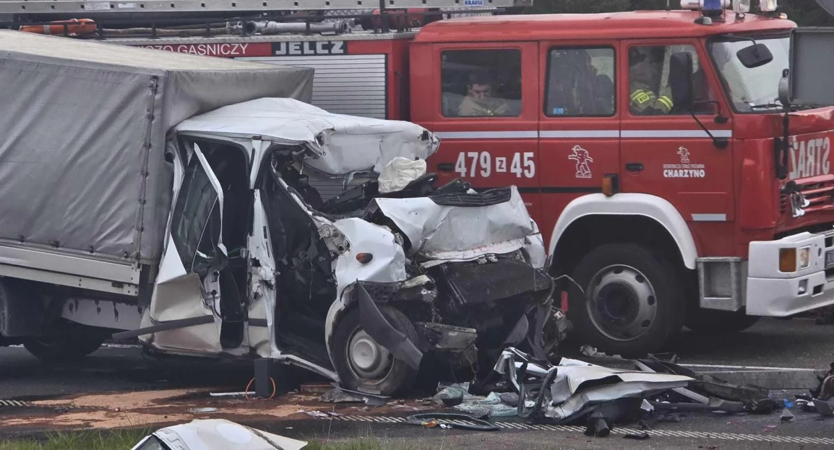 Śmiertelny wypadek na drodze ekspresowej. Kierowca dostawczaka wjechał w tył ciężarówki | foto, wideo 
