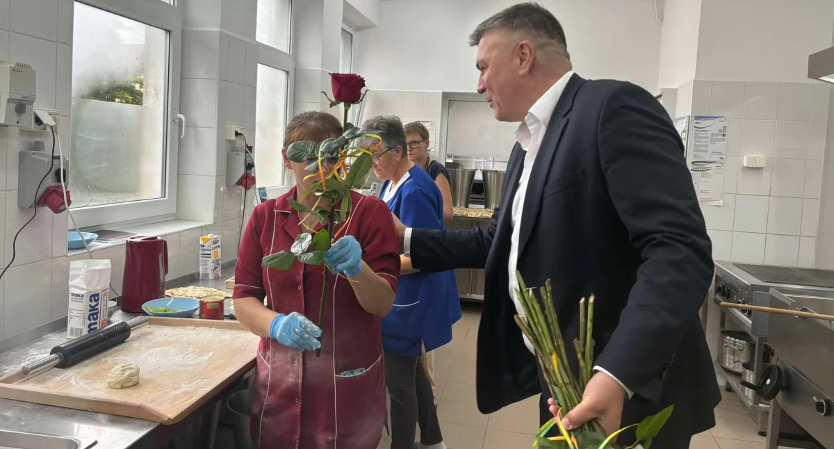 Odwiedził przedszkole z ogromnym bukietem róż i słodkim upominkiem