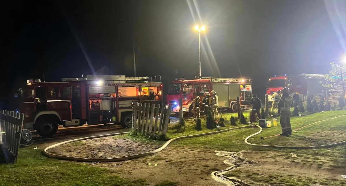 W garażu pojawił się ogień. Interweniowały cztery zastępy straży pożarnej