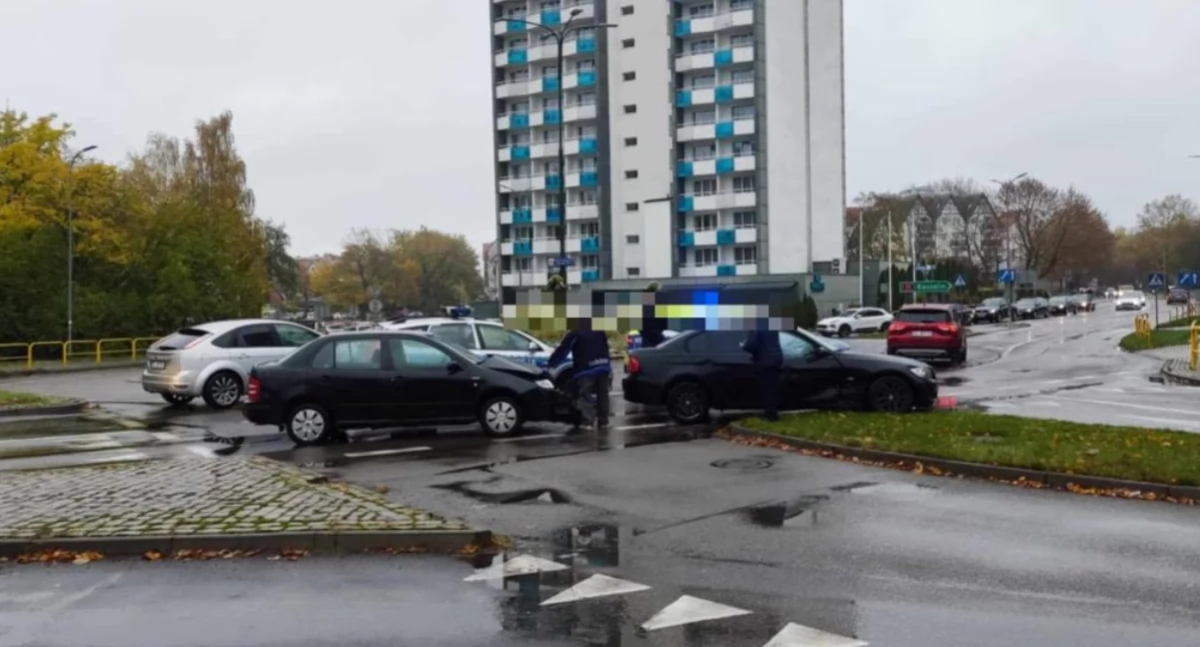 Kolizja na rondzie przy miejskim targowisku