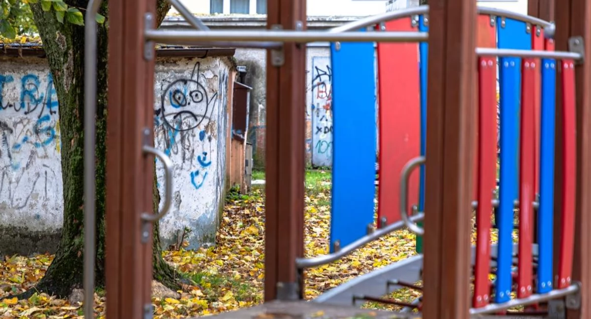 Kto i w co się tutaj bawi? Czyli najbardziej ponury plac zabaw w mieście - zdjęcia