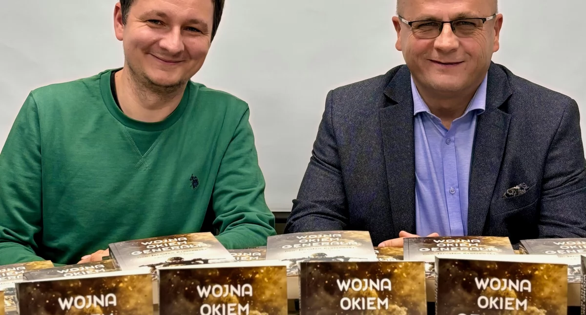 Generał Kraszewski w rozmowie z Krzysztofem Pyzią. Związany z Kołobrzegiem dziennikarz wydał kolejną książkę