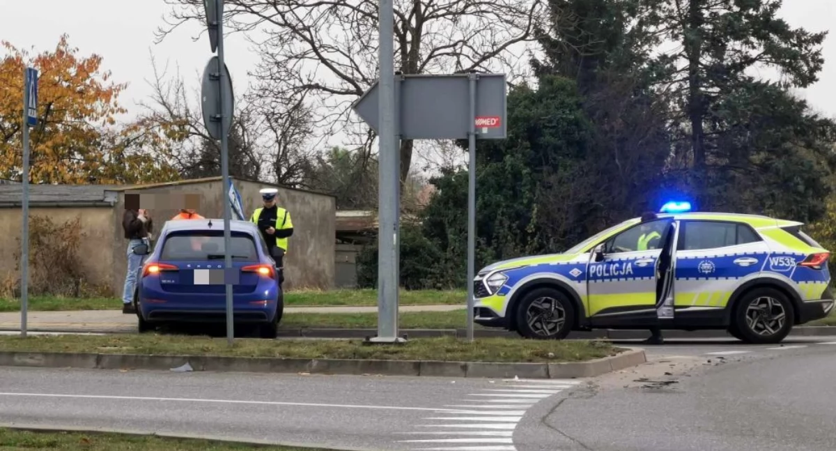 Zderzenie dwóch aut. Kierowały młode kobiety, jedna uderzyła w znak